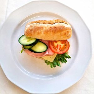 Täytetty sämpylä sis. kahvin ja teen
