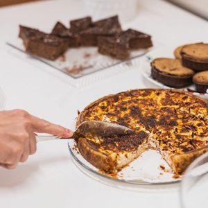 Kokonainen suolainen piirakka sis. kahvin ja teen